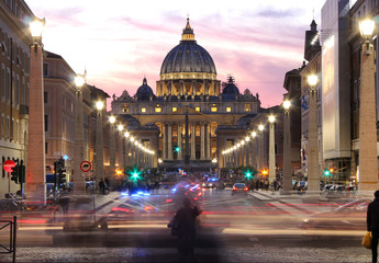 Einsame Frau fotografiert den Petersdom in den Abendstunden