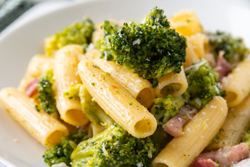 Maccheroncini con broccoli e pancetta, cucina italiana 