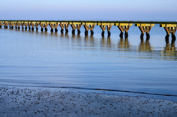 Fototapeta premium brücke ostsee meer ruhig himmel blau