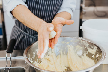 Zubereitung von Essen in einer Großküche - Koch