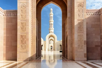 Foto op Plexiglas View of minaret through arches of Sultan Qaboos Grand Mosque © efired