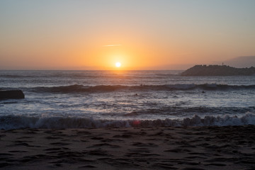 Fototapeta na wymiar Sonnenuntergang am Mee mit Surfern
