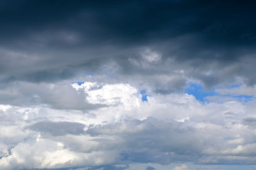 Obraz premium Beautiful blue sky with white gorgeous and dark fluffy cloudy flowing with the wind