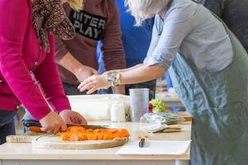 pesonas preparando alimentos
