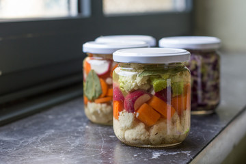 conservas vegetales fermentadas en tarros de vidrio