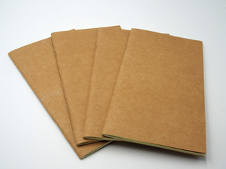 Cuatro cuadernos con la cubierta en color kraft. Concepto de educación.