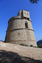 Fototapeta na wymiar Licht und Schatten am Wachturm Torre des Molar auf der Insel Ibiza