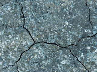 Obraz premium Gray cracked concrete column with deep cracks