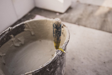 Baueimer mit Zement mit Kelle