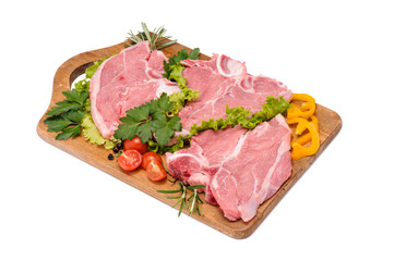 Braciole di maiale con l'osso su tagliere di legno