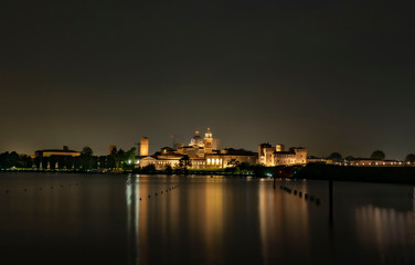 Obraz na płótnie Canvas Mantova city scape in the night.