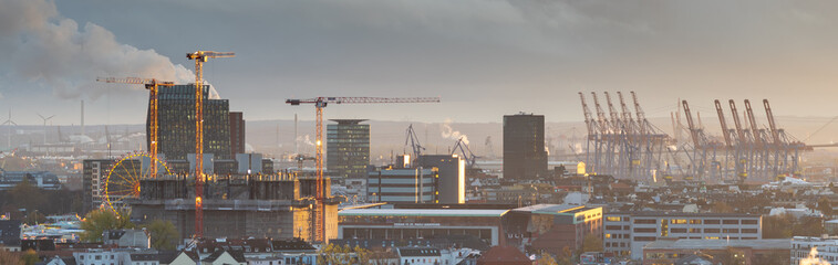 Panorama von Hamburg im Abendlicht.