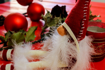 Composizione di vari oggetti decorativi di natale su sfondo rosso carta regalo 