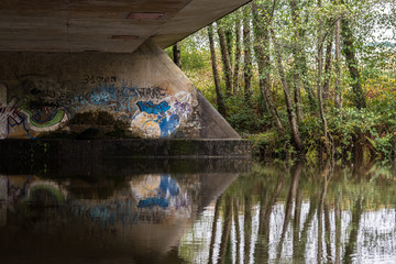 puente con graffitis sobre el rio Eume a su paso por As Pontes de Garcia Rodríguez, Galicia