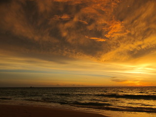 Fototapeta na wymiar picturesque sunset on the ocean in thailand
