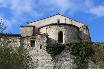 Fototapeta na wymiar Eglise Saint Lambert dans le village de Sauzet en drôme provençale - France - Vue extérieure - Construite en pierres au 12 ème siècle