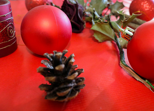 Composizione di vari oggetti decorativi di natale su sfondo rosso cartaregalo 