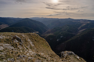 Obraz premium Aerial view of platform over a mountain peak also known as eagle eye