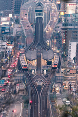 シンメトリーの駅に停まる地下鉄