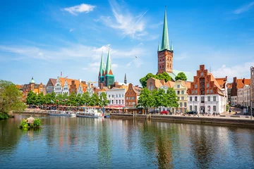 Tuinposter Klassiek panoramisch uitzicht op de historische skyline van de Hanzestad Lübeck met de beroemde St. Mary& 39 s Church op een mooie zonnige dag met blauwe lucht in de zomer, Sleeswijk-Holstein, Duitsland © Shambhala