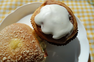 白い皿の上の日本の惣菜パン
