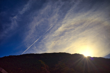 夕方 飛行機雲 山間
