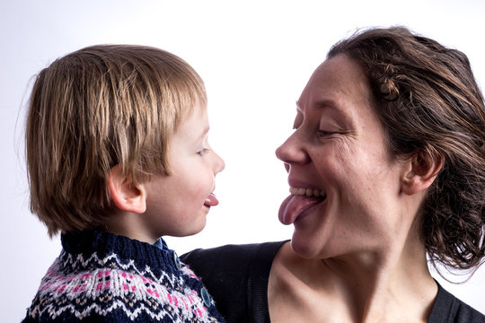 Jeune enfant et m&egrave;re se tirent la langue
