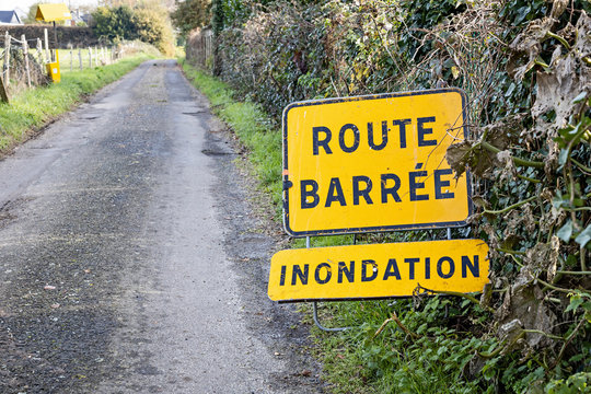 Panneau route barr&eacute;e