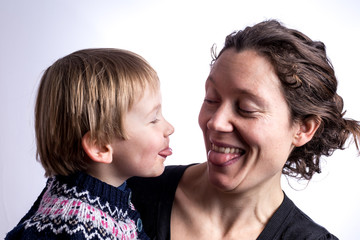 Jeune enfant et mère se tirent la langue