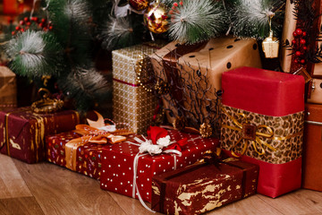 Fototapeta na wymiar beautiful red boxes under the Christmas tree