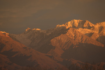 Naklejka premium sunset in the mountains