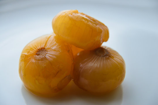 cipolle borettane su piatto bianco