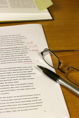 Manuskript, Lektorat, Korrektorat, proofreading paper on table