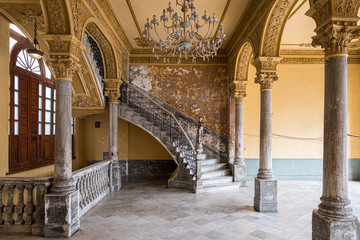 Escalinata en interior de edificio en La Habana, Cuba