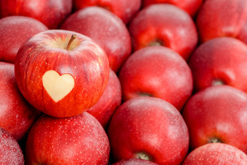 Fototapeta na wymiar Apfel mit Herz