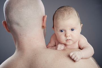 Vater mit Kleinkind im Arm
