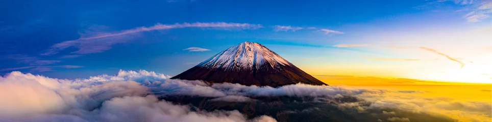 Papier Peint photo Mont Fuji Beau paysage pittoresque de la montagne Fuji ou Fujisan dans la préfecture de Yamanashi, Japon