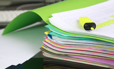 Pile de dossiers de travail sur un bureau	