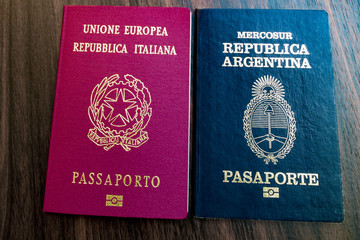 Doble nacionalidad argentina e italiana. Pasaporte MerCoSur argentino en azul e italiano de la...