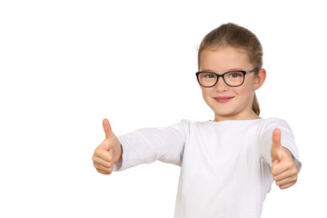 Kleins Mädchen mit Brille lacht und hält die Daumen nach oben