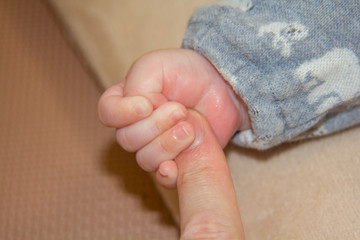 赤ちゃんとの握手