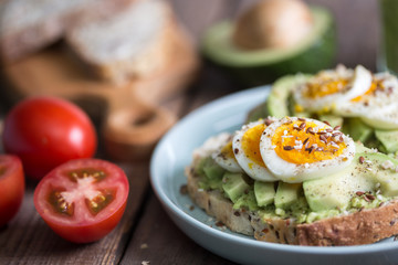 toast with avocado and egg