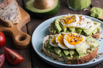 toast with avocado and egg