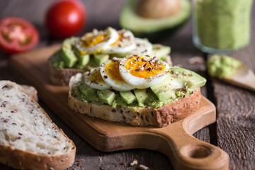 toast with avocado and egg