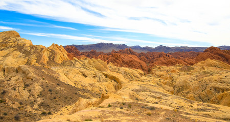 Valley of Fire Nationalpark, Nevada USA. Rote Sandsteinformationen, blauer Himmel mit Wolken