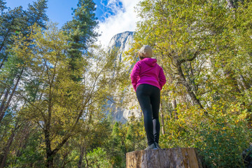 Tourists wearing sports clothes, jogging in the morning, exercising in the morning, standing and resting in the Yosemite view