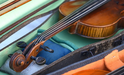 Kunstvoll geschwungener Hals einer Violine mit Griffbrett und Saiten