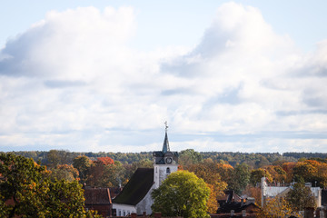 Fototapeta premium Piękny widok wsi wsi na stare miasto Kuldīga, położone na Łotwie. Zdjęcie zrobione w słoneczny jesienny dzień.