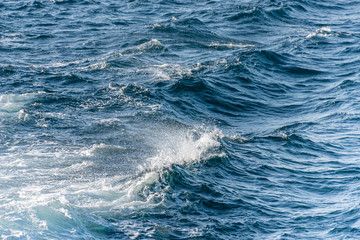 海上の波と小さい波しぶき