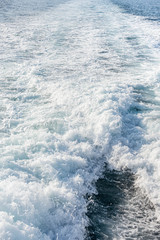 フェリー後部の波